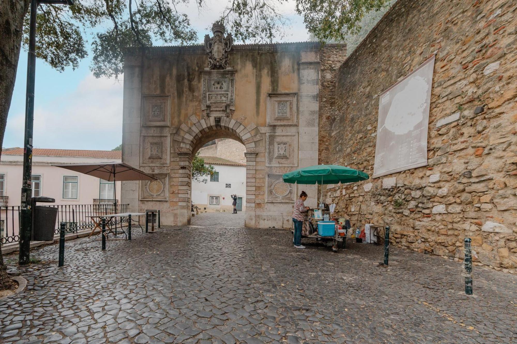 Stylish Getaway In A Mezzanine Flat By The Castle Διαμέρισμα Lisboa Εξωτερικό φωτογραφία